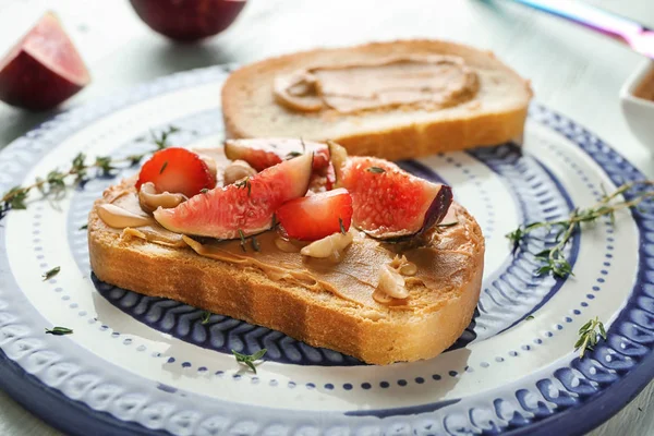 Verse toast met pindakaas — Stockfoto