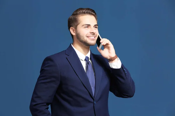 Empresario hablando por teléfono móvil — Foto de Stock