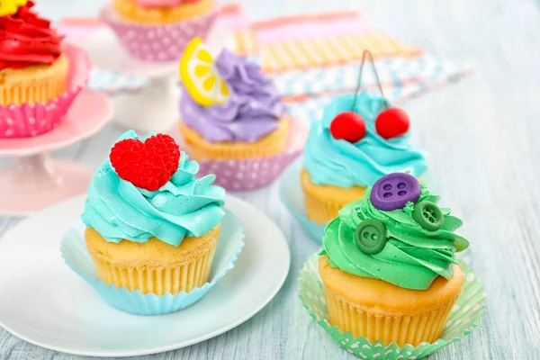 Hermosos cupcakes en mesa de madera — Foto de Stock