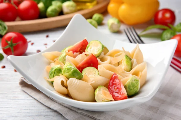 Piatto di pasta con cavolini di Bruxelles e pomodori — Foto Stock