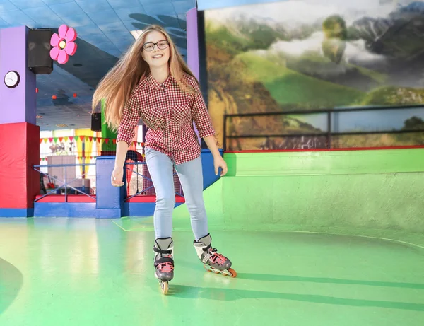 Charmante adolescente à la patinoire à roulettes — Photo