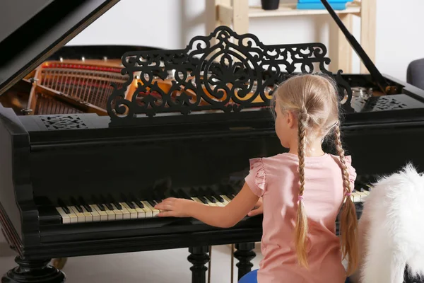 Bambina che suona il pianoforte in casa — Foto Stock
