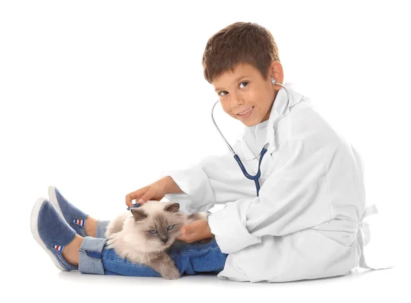 Мальчик в форме доктора играет с котом — стоковое фото