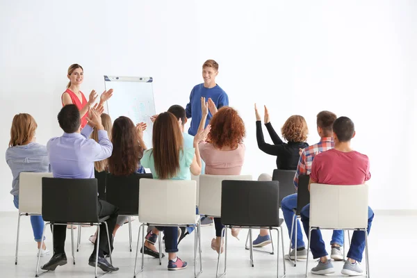 Grupo de personas con formador empresarial en el seminario — Foto de Stock