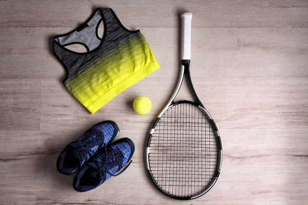 Racchetta da tennis, palla, vestiti e scarpe — Foto Stock