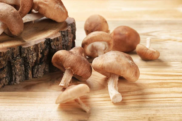 Сирі гриби шиітаке на дерев'яному столі — стокове фото