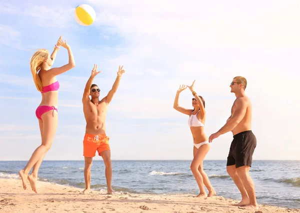 Group of young people playing volleyball on beach — Stock Photo, Image