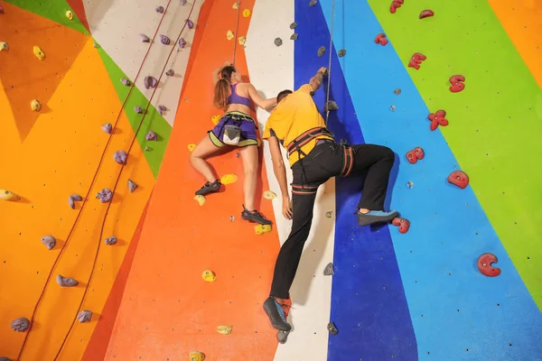 Genç çift spor tırmanma egzersiz