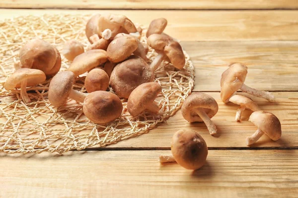 Rieten servet met rauwe shiitake champignons — Stockfoto