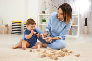 Anne bebek çocuk evde oynamak ile