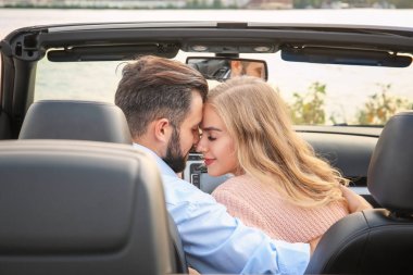 Nehir kıyısında arabada mutlu genç Çift