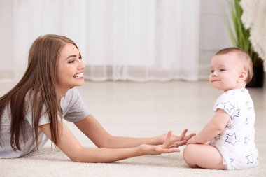 Genç anne ve şirin bebek evde katta oynama