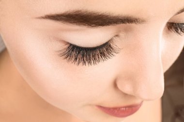 kirpik uzantıları olan kadın