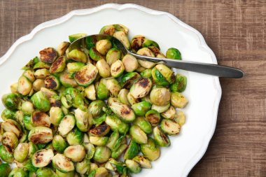 Kavrulmuş brussel plaka üzerinde lahanası