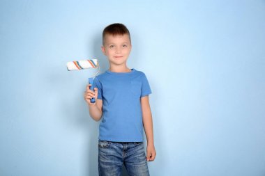Boya silindiri ile şirin küçük çocuk
