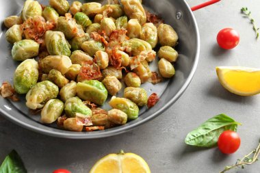 Brüksel lahanası ve pastırma ile kızartma tavası