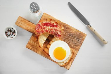 Sahanda yumurta ile ahşap tahta