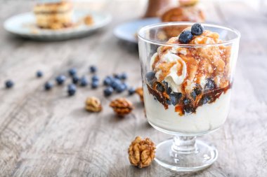 Komposto Kasesi ile lezzetli karamel parfe 