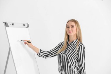 Beyaz tahta üzerinde sunu iş eğitmen