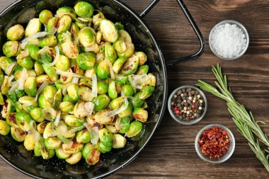 Kavrulmuş brussel lahanası ile çanak