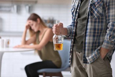 Şişe alkol ve bulanık kadın adamla 