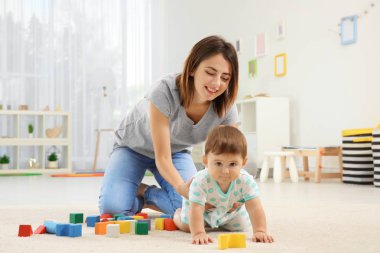 Anne bebek çocuk evde oynamak ile