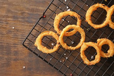 Kızarmış ekmekli soğan halkası ile kabin soğutma