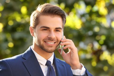 İş adamı cep telefonuyla konuşuyor.