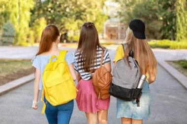 Sevimli genç kız açık havada Toplantı