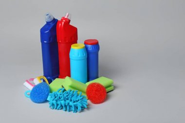 Arka plan üzerinde temizlik malzemeleri