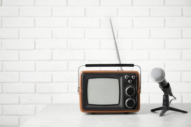Retro taşınabilir Tv ve duvara karşı tablo üzerinde mikrofon