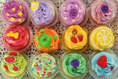 Vintage tepsi üzerinde güzel kekler