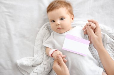 Anne tutuşup bebek