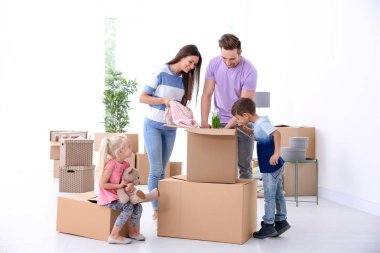 Mutlu aile onların yeni ev kutuları açma