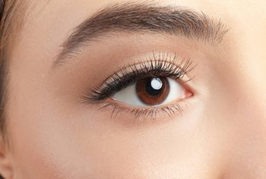  kirpik uzantıları olan kadın