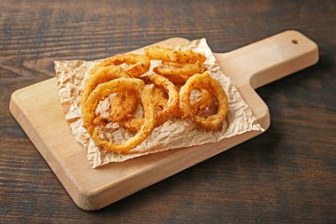 Kızarmış ekmekli soğan halkası ile kurulu