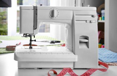 Tablo üzerinde modern dikiş makinesi