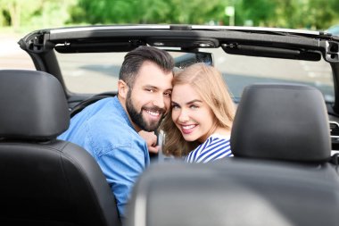 Arabada oturan mutlu genç Çift