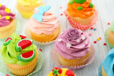 Ahşap masa üzerinde güzel kekler