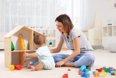 Anne bebek çocuk evde oynamak ile