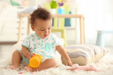 Şişe suyu kapalı ile şirin bebek