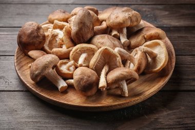 Ham shiitake mantar ile çanak 