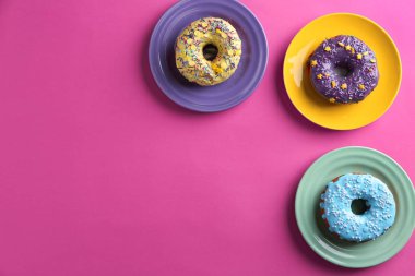 Lezzetli sırlı çörek ile plakalar