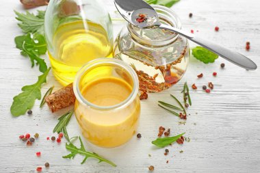 Kavanoz ve şişe farklı lezzetli sos ile