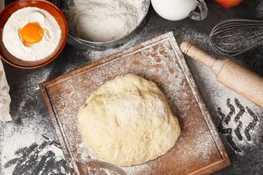 Malzemelerle çiğ hamur