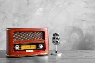 Retro radyo ve mikrofon