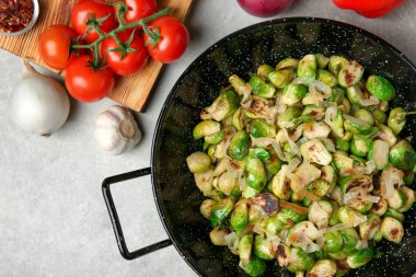 Kavrulmuş brussel lahanası ile çanak 