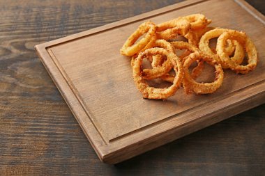 Kızarmış ekmekli soğan halkası ile kurulu