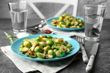 Plaka kavrulmuş brussel filizi ile