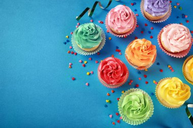 Lezzetli şenlikli cupcakes